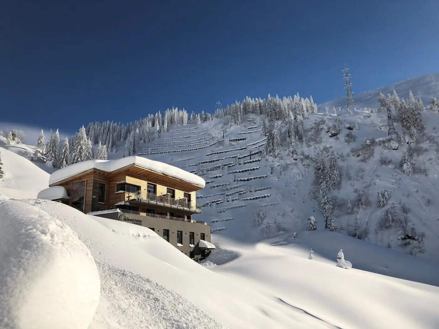Mondschein Chalet über dem Dorf Stuben, tief verschneit