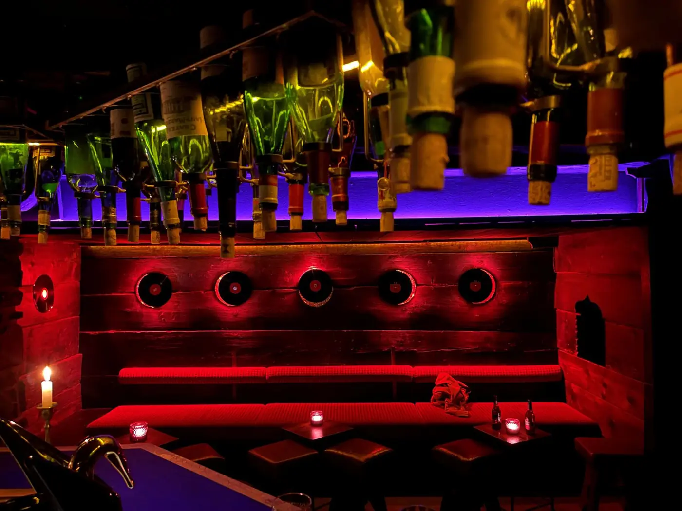 Die Bar mit Flaschen unter der Decke und rotem Licht