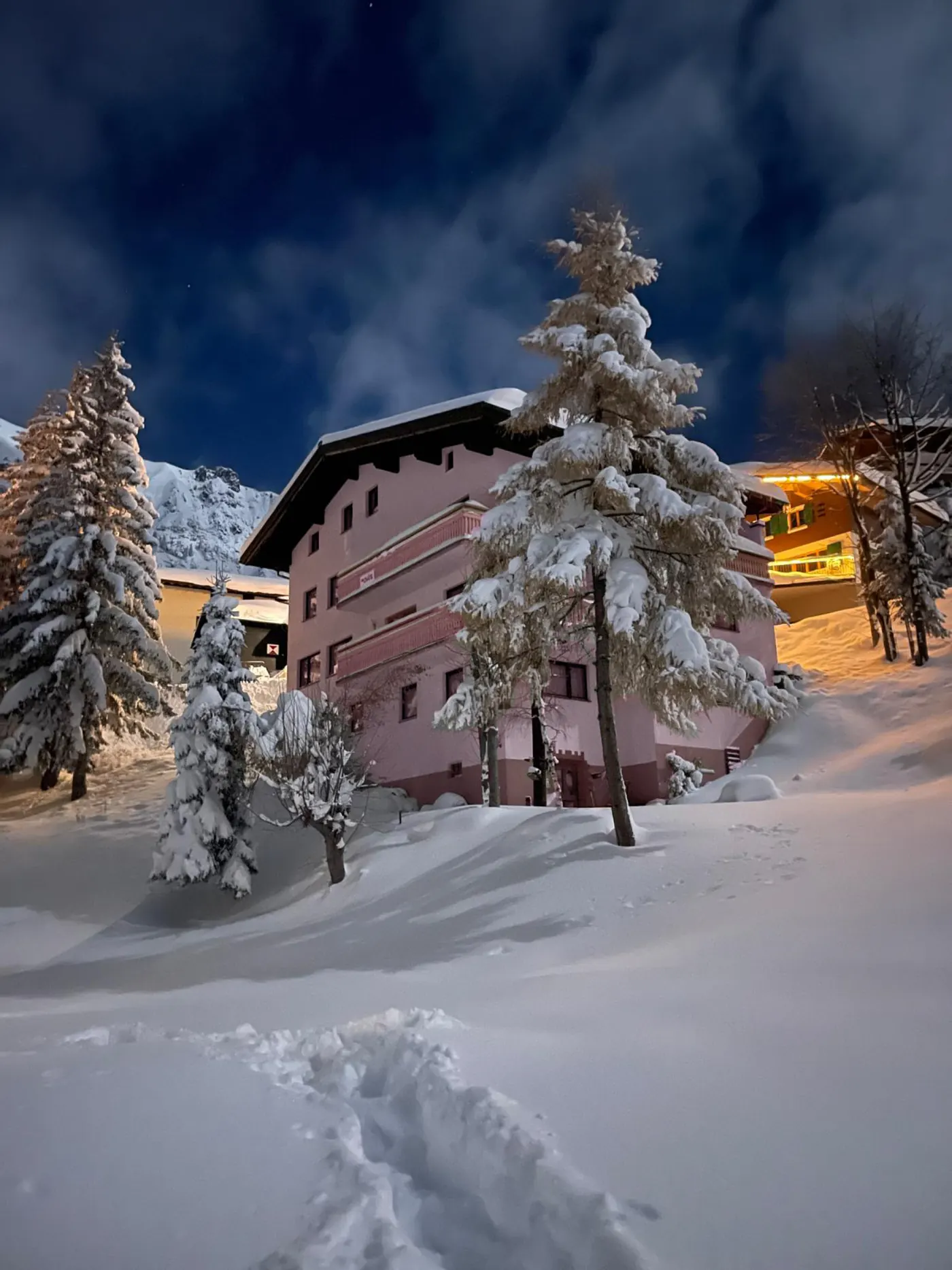 Das Arlberg Motel in Stuben in einer Schneenacht