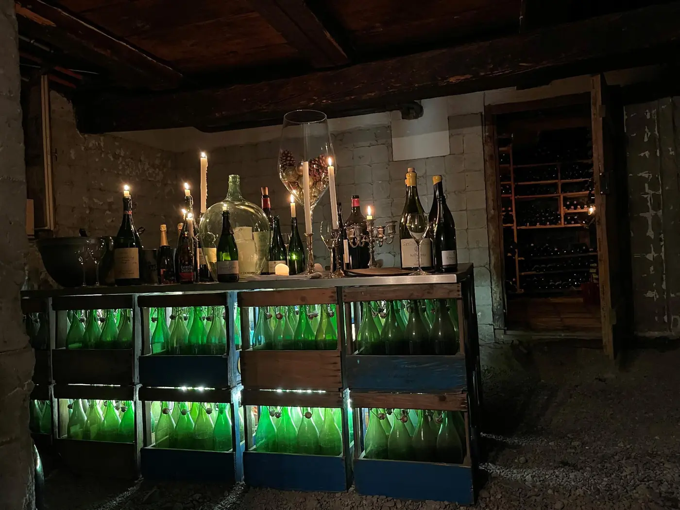 Aperitif bei Kerzenlicht im Weinkeller