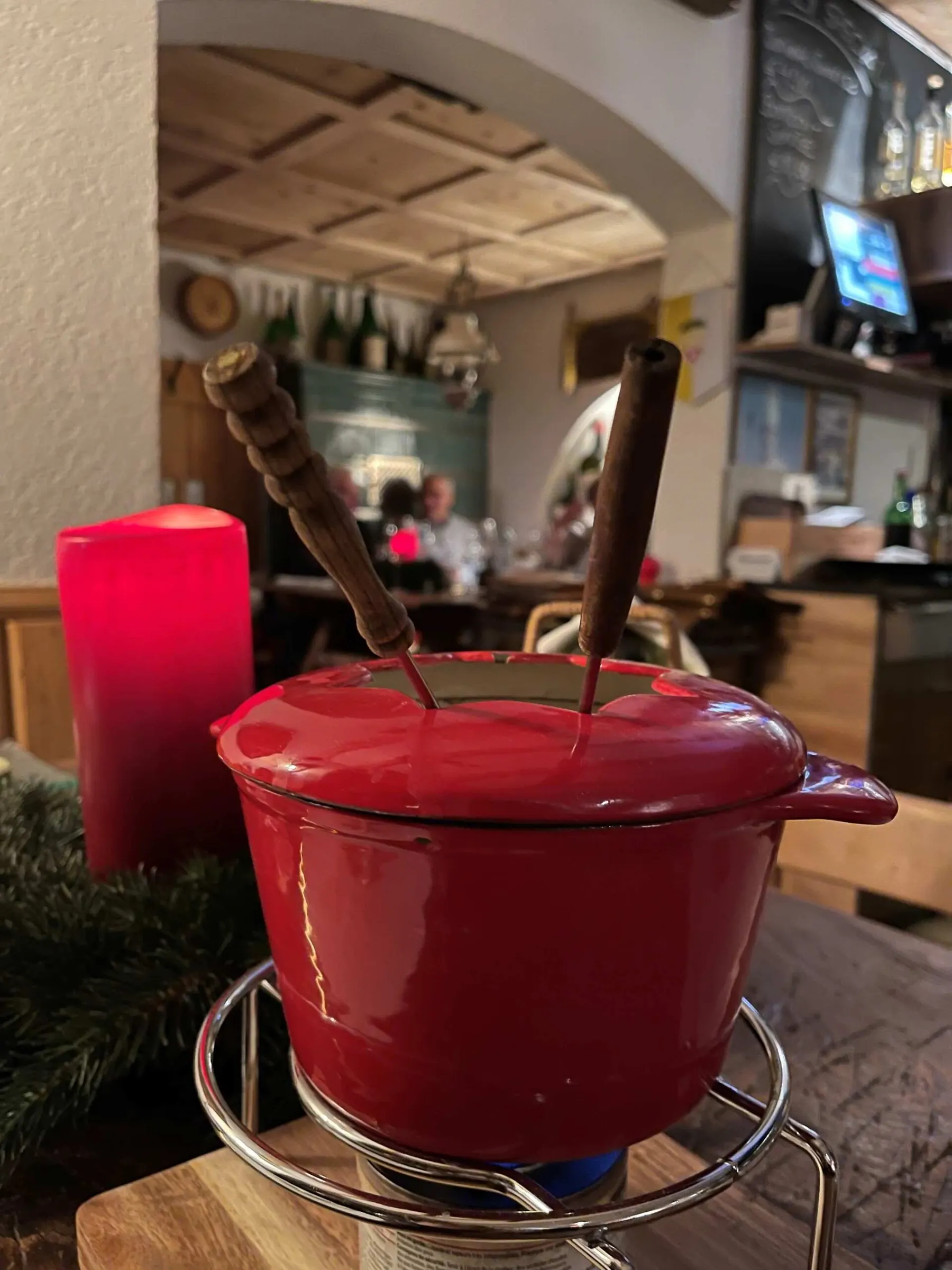 Roter Fondue-Topf auf dem Rechaud