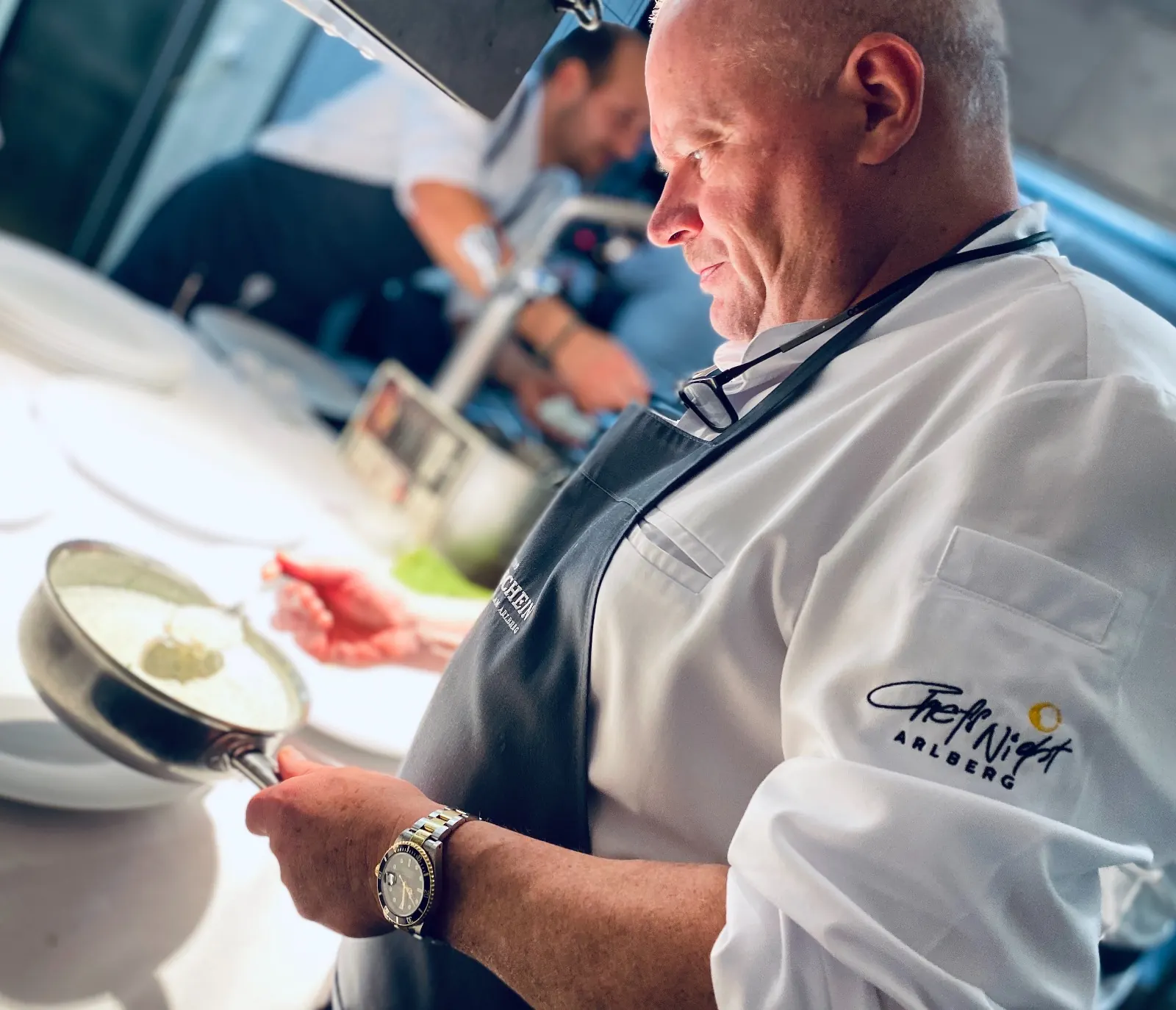 Koch bei der Chef's Night Arlberg beim Anrichten
