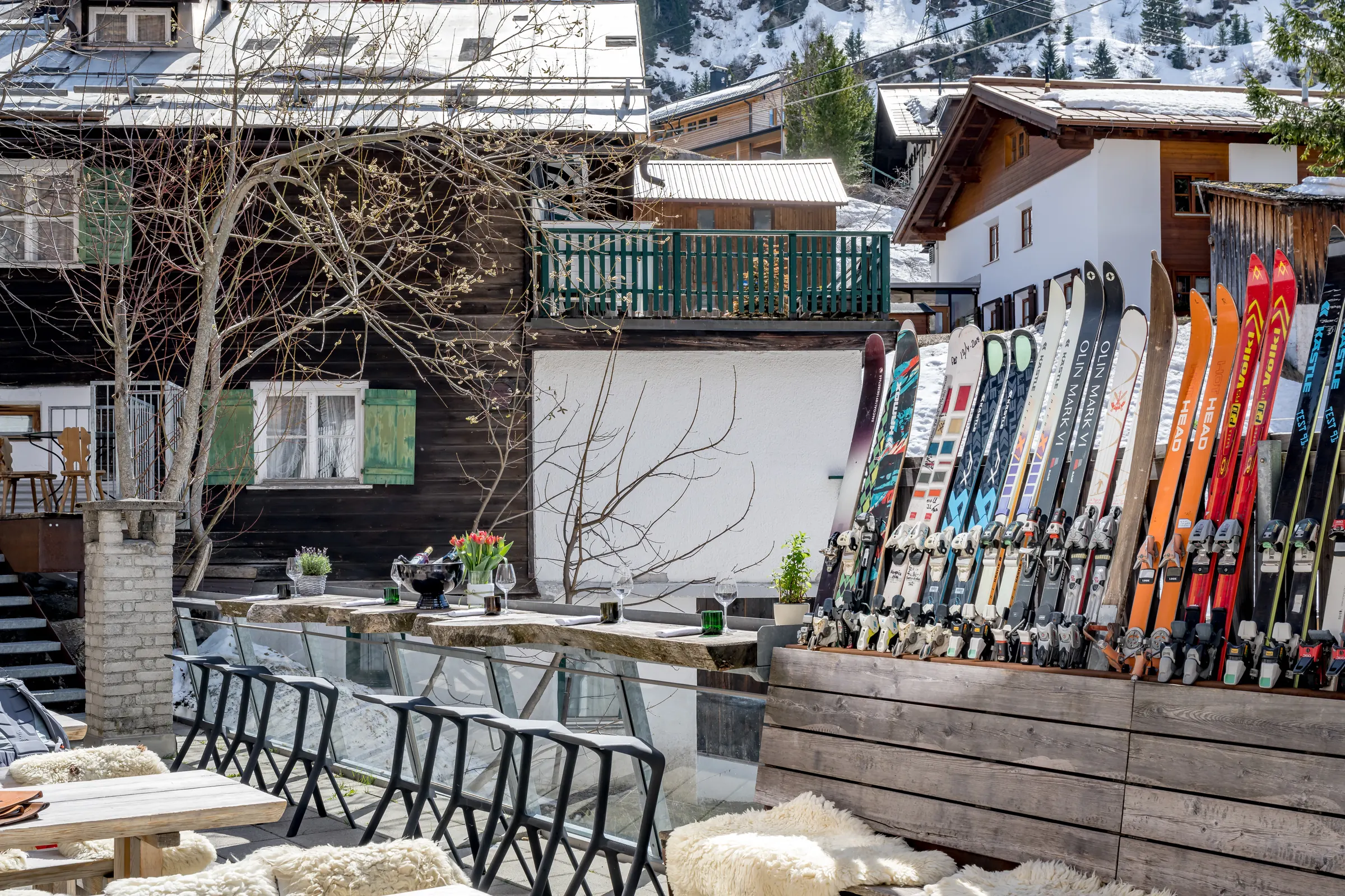 Ski an der Wand neben einer Sonnenterrasse
