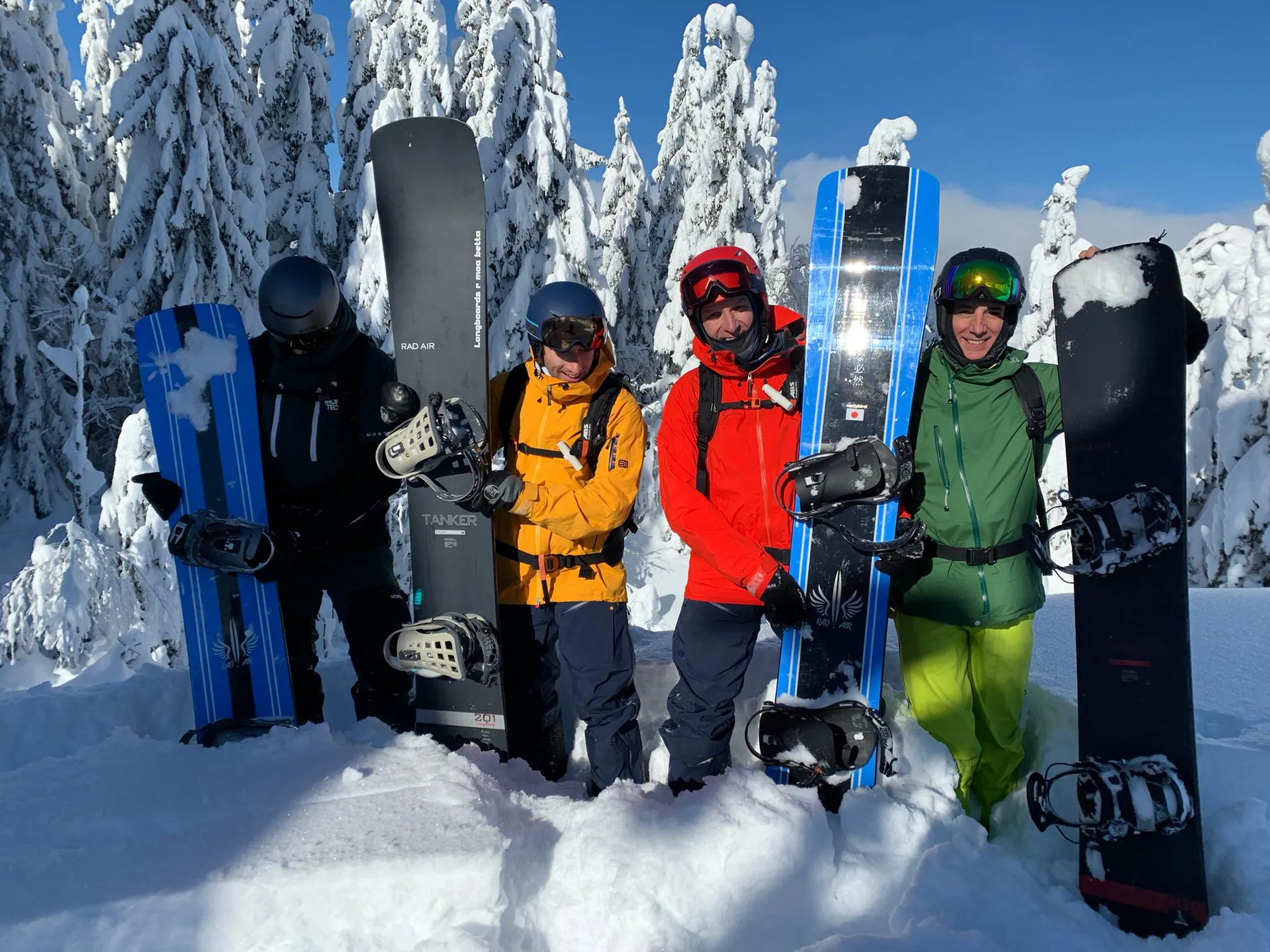 Snowboarder mit Longboards im verschneiten Wald