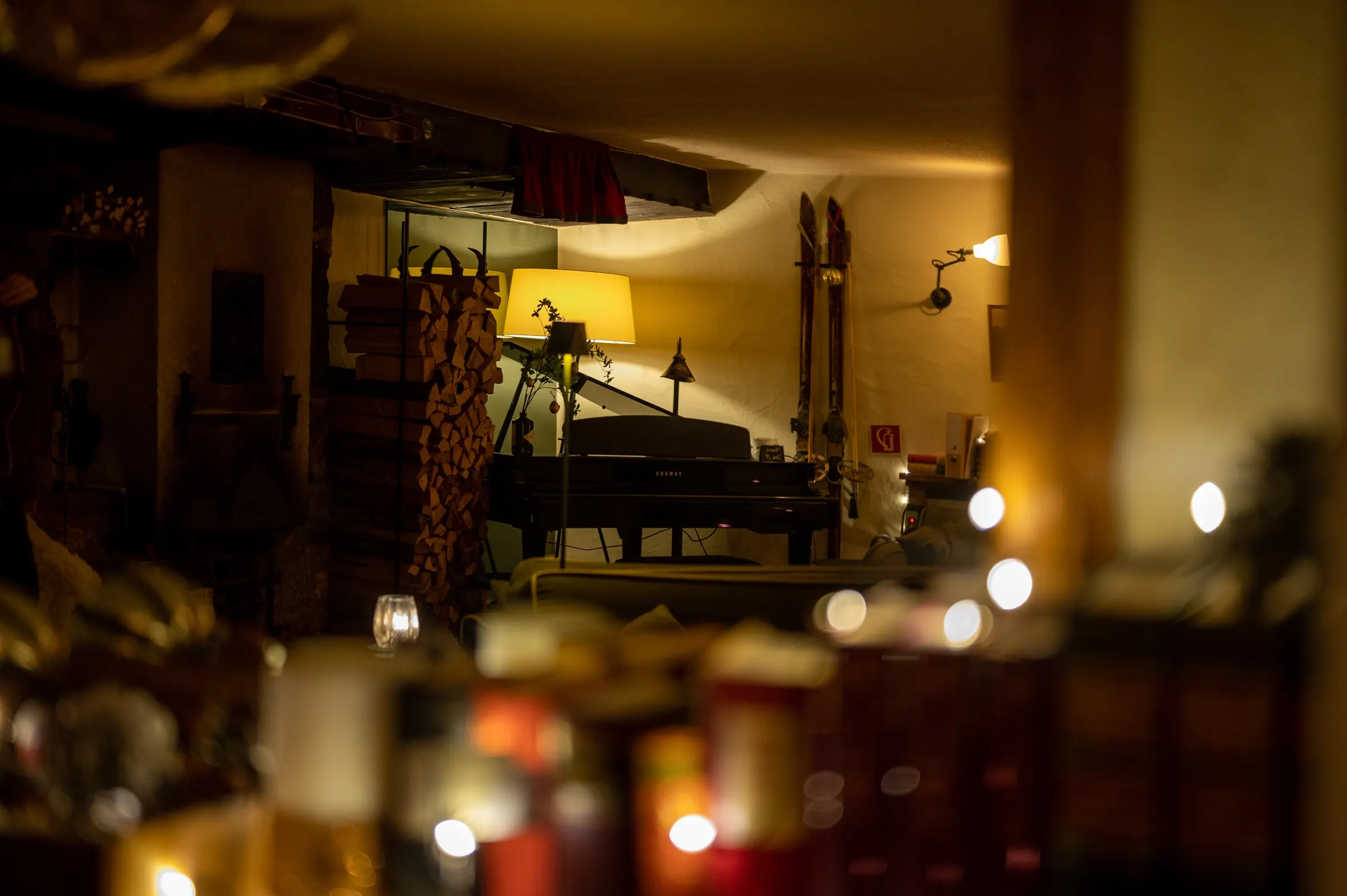 Lampen und Kerzenlicht in einem Gastraum am Abend