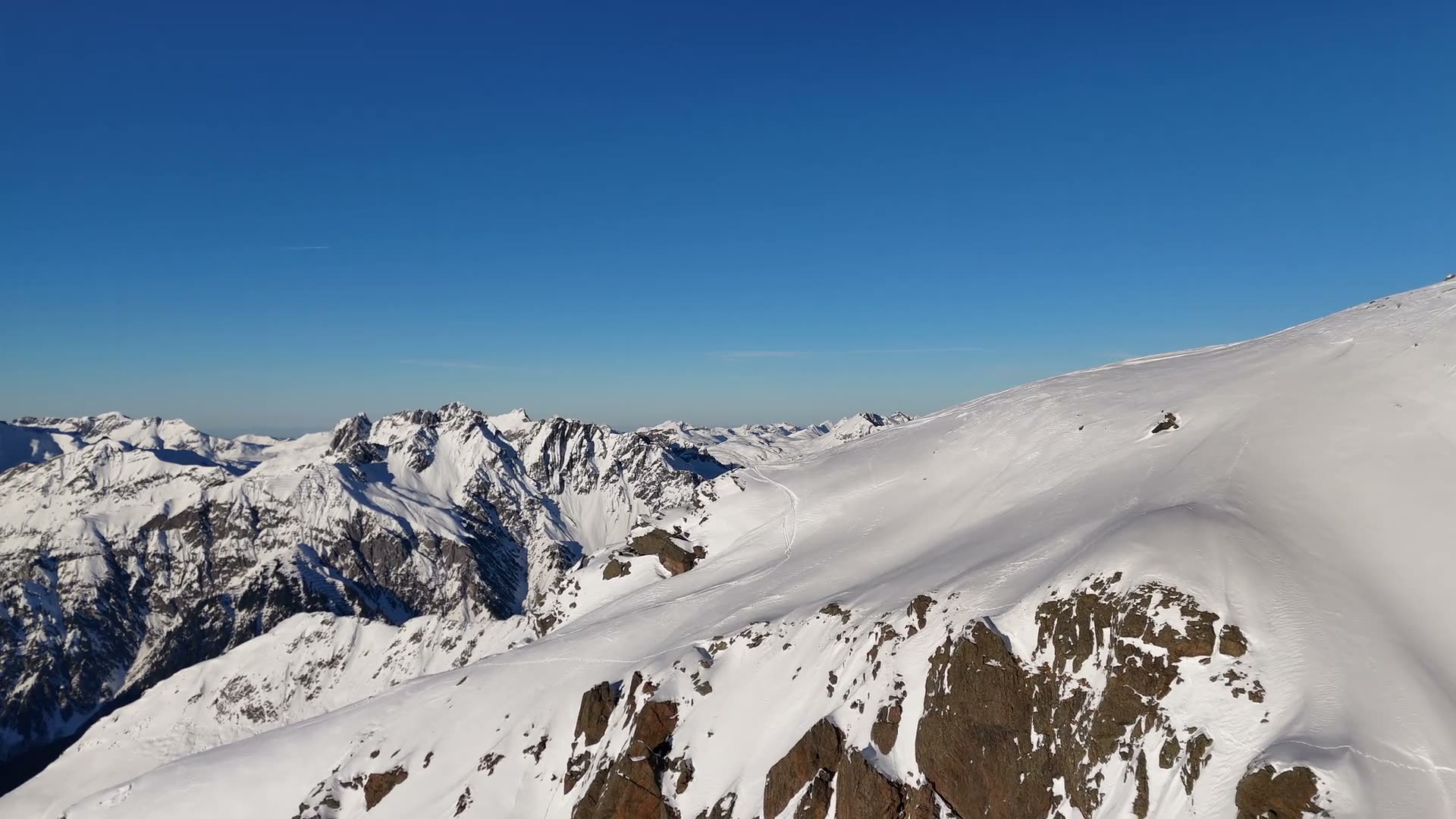 Flug über verschneite Grate am Arlberg
